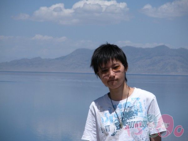 抬头看乌鸦飞过