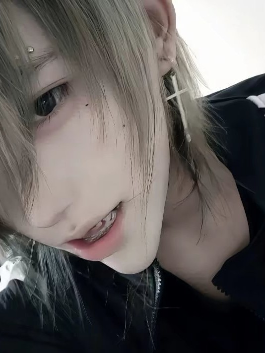 白易.